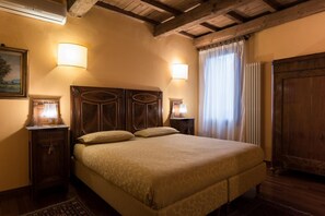 In-room safe, free WiFi, bed sheets - Piazza Nova Guest House (Ferrara)