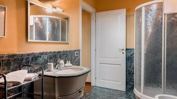 Shower, free toiletries, hair dryer, bidet