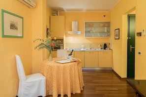 Fridge, microwave, stovetop, coffee/tea maker - Piazza Nova Guest House (Ferrara)