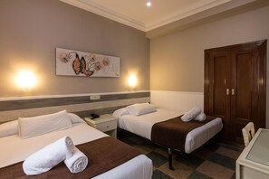 Una camera d'albergo con due letti, un comodino, una scrivania e un armadio in legno.