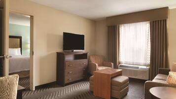 Caja de seguridad en la habitación, escritorio y cuna de viaje