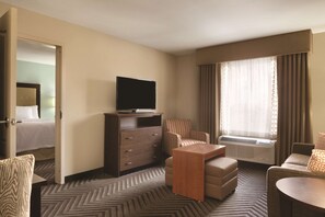 Tallelokero huoneessa, työpöytä, vauvan matkasänky, ilmainen Wi-Fi