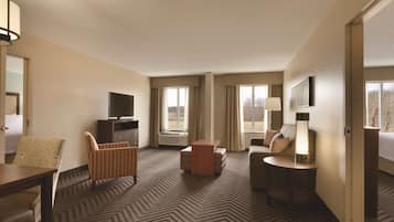 Caja de seguridad en la habitación, escritorio y cuna de viaje