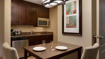 Refrigerador con freezer, microondas, placa de cocina, lavavajillas