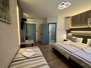 Habitación triple, vistas al jardín | Ropa de cama de alta calidad, cunas gratuitas, wifi gratis