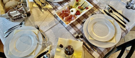 Breakfast and dinner served, Regional cuisine