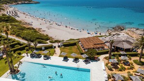 Un resort con piscina, playa y vistas al océano.