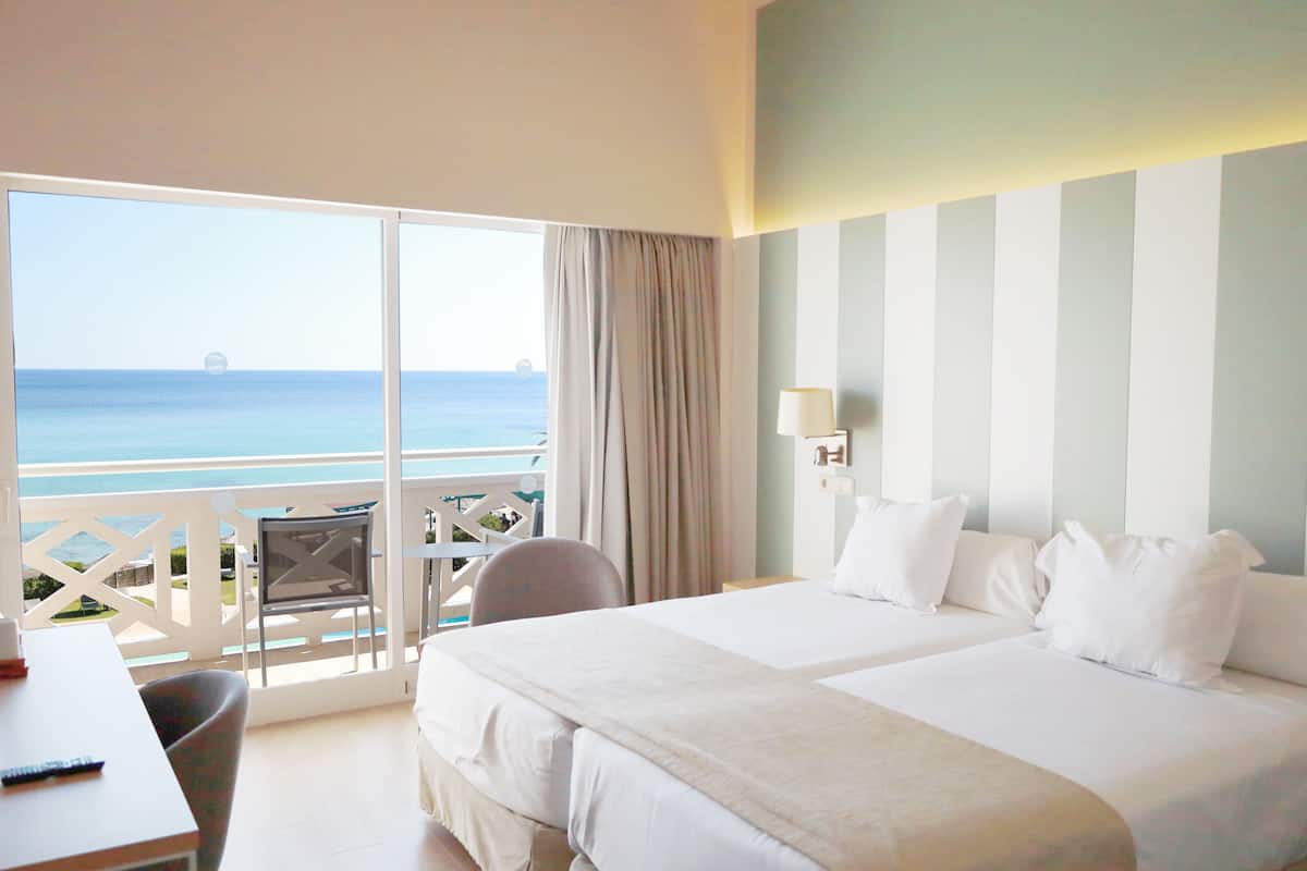 double room, balcony, sea view | 1 bedroom, minibar, in-room safe, desk