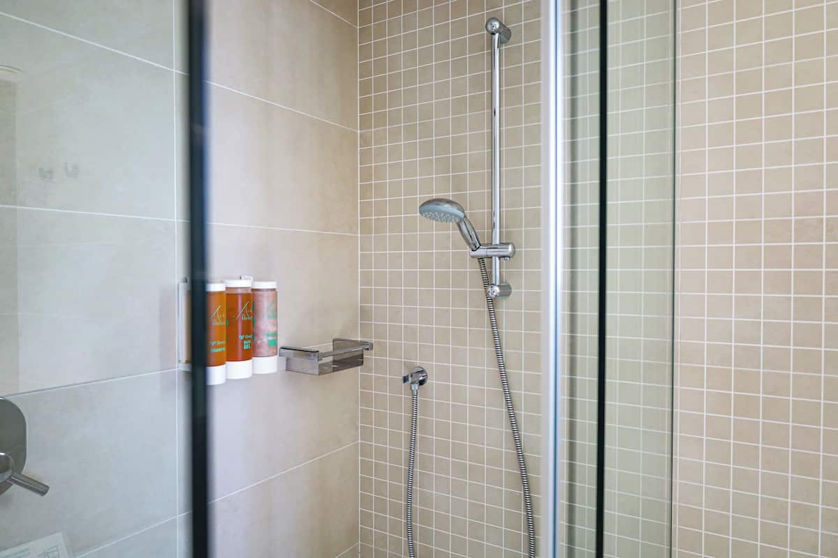 suite (beach) | bathroom | free toiletries, hair dryer, towels