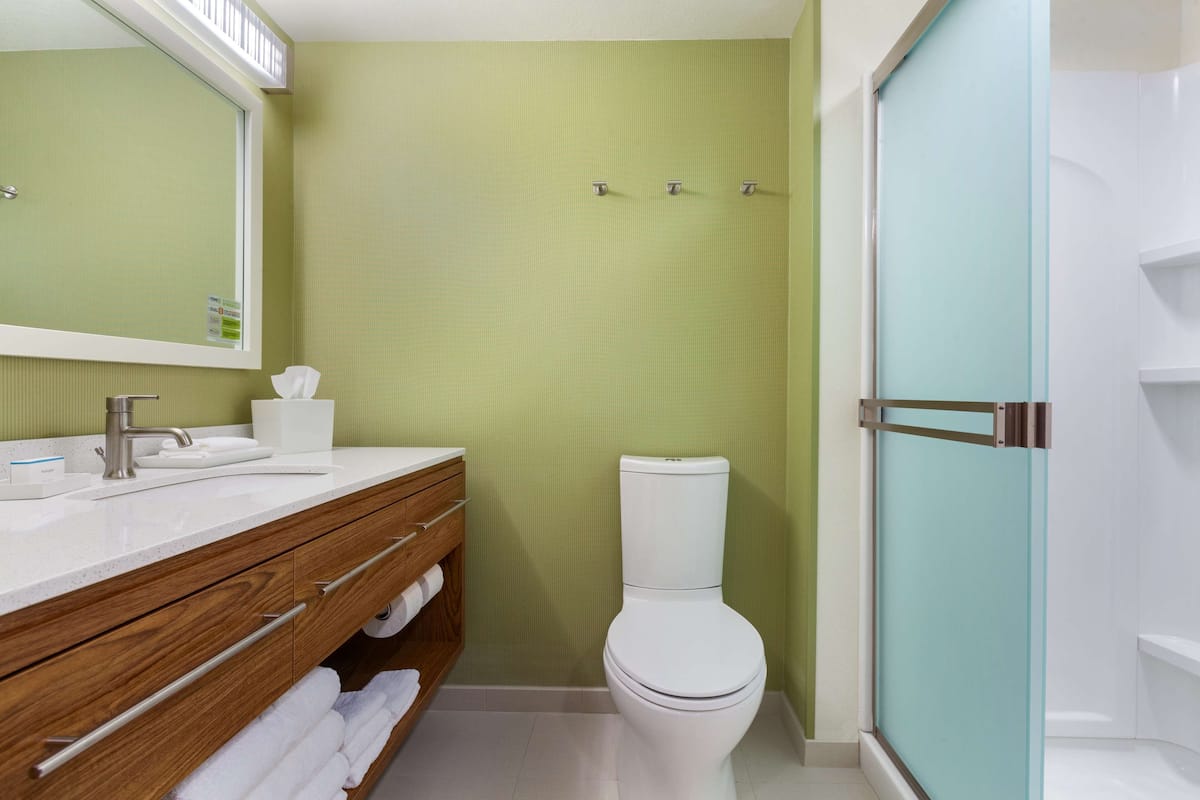 free toiletries, towels