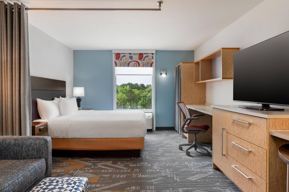 Premium bedding, minibar, in-room safe, laptop workspace