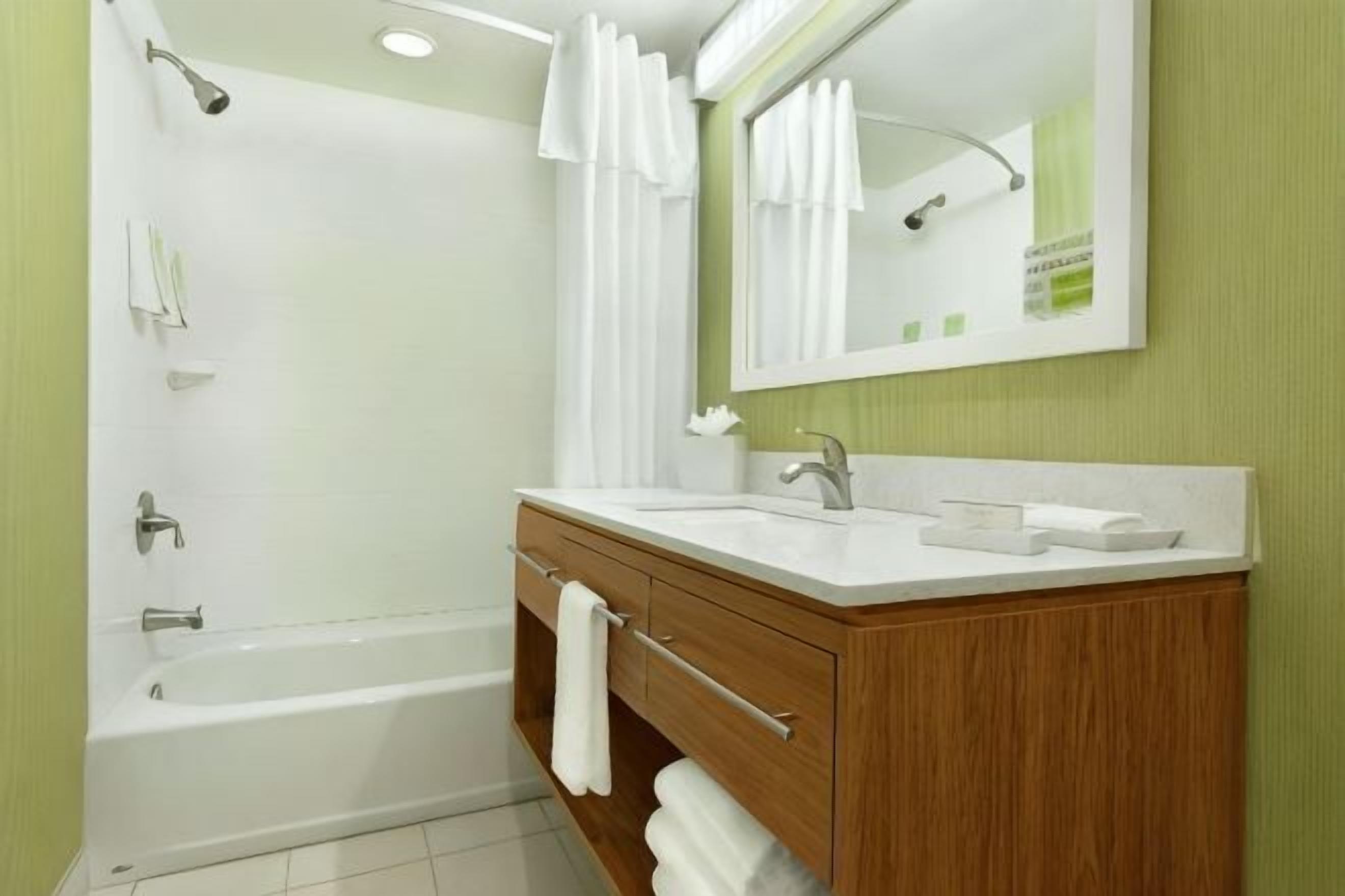 Bathroom | Combined shower/tub, free toiletries, hair dryer, towels