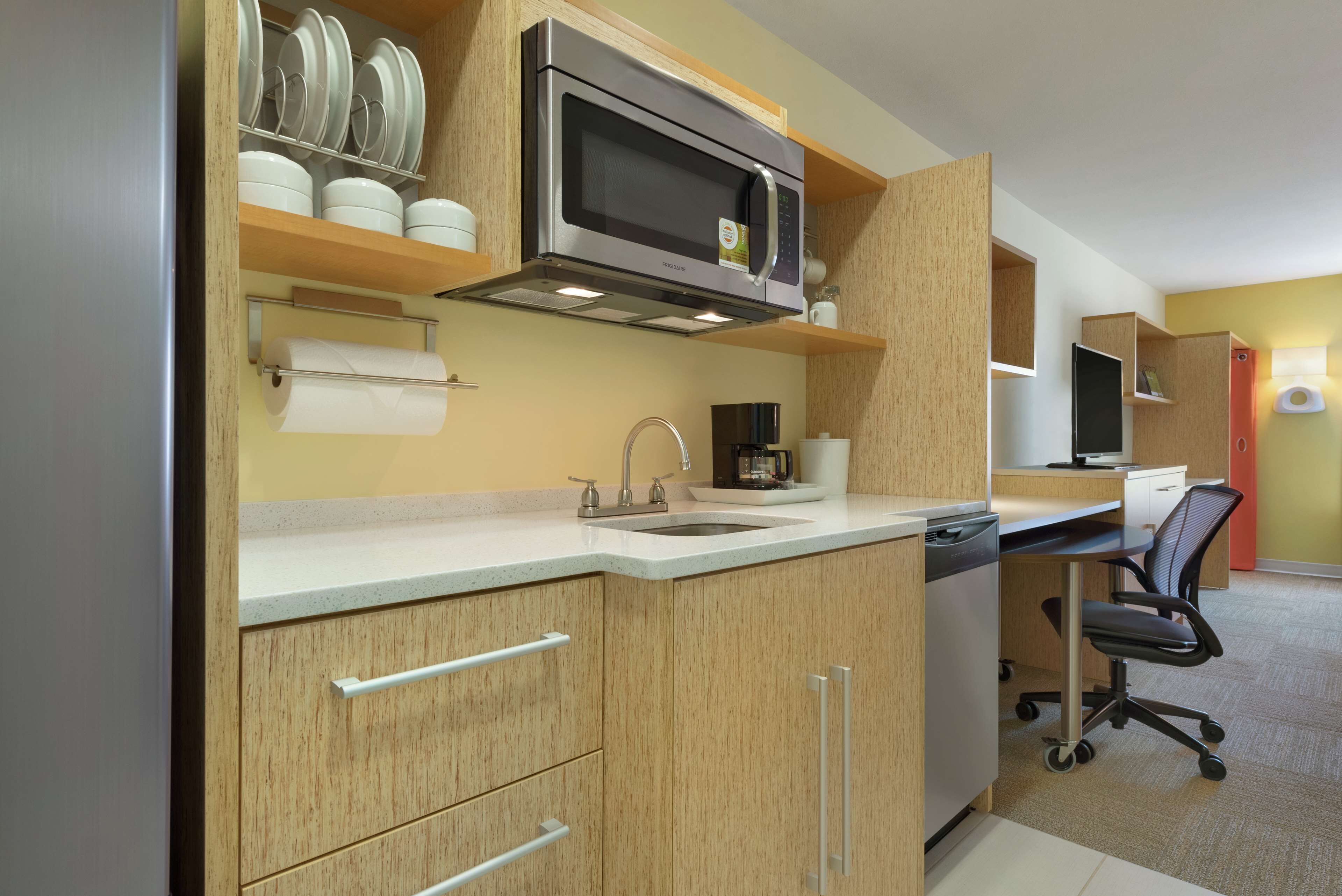 premium bedding, minibar, in-room safe, laptop workspace