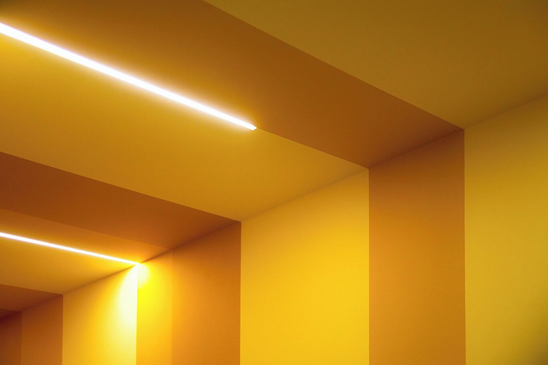 Une pièce au design moderne, caractérisée par une esthétique épurée et minimaliste, avec une palette de couleurs dominée par le jaune.