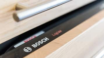 Ein Detailaufnahme eines Türgriffs und eines Schildes mit dem Markennamen "BOSCH".