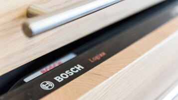 Ein Detailaufnahme eines Türgriffs und eines Schildes mit dem Markennamen "BOSCH".