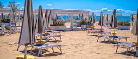 Privatstrand in der Nähe, Sonnenschirme
