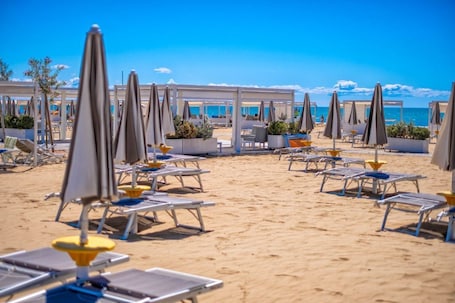 Playa privada en los alrededores, sombrillas