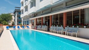 Een seizoensgebonden buitenzwembad