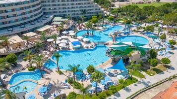 Una piscina cubierta, una piscina al aire libre