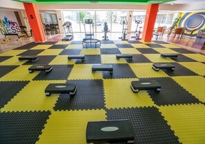 A gym with exercise equipment and a checkered floor. - Armas Pemar Beach (Manavgat)