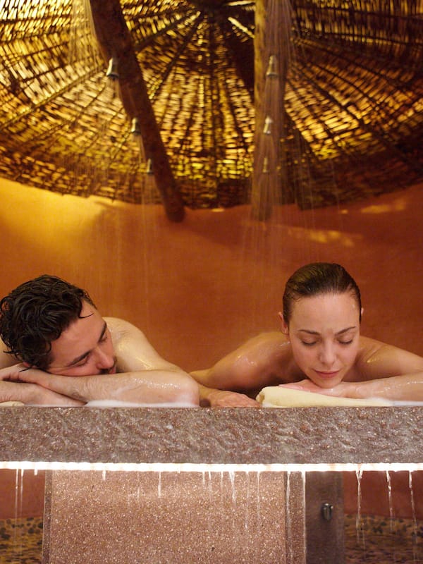 Salas de tratamiento para parejas, un sauna, una bañera de hidromasaje