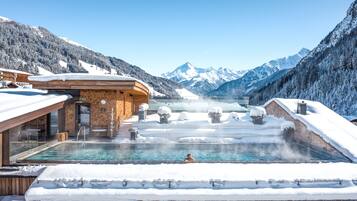 Innenpool, 2 Außenpools, Sonnenschirme, Liegestühle