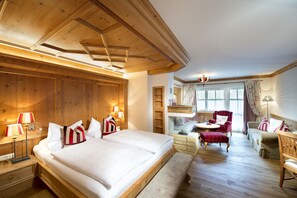 Suite, balkon, pemandangan gunung | Seprai antialergi, brankas, meja kerja, dan tirai kedap cahaya