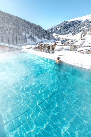Outdoor spa tub - Alpin Spa Tuxerhof (Tux)