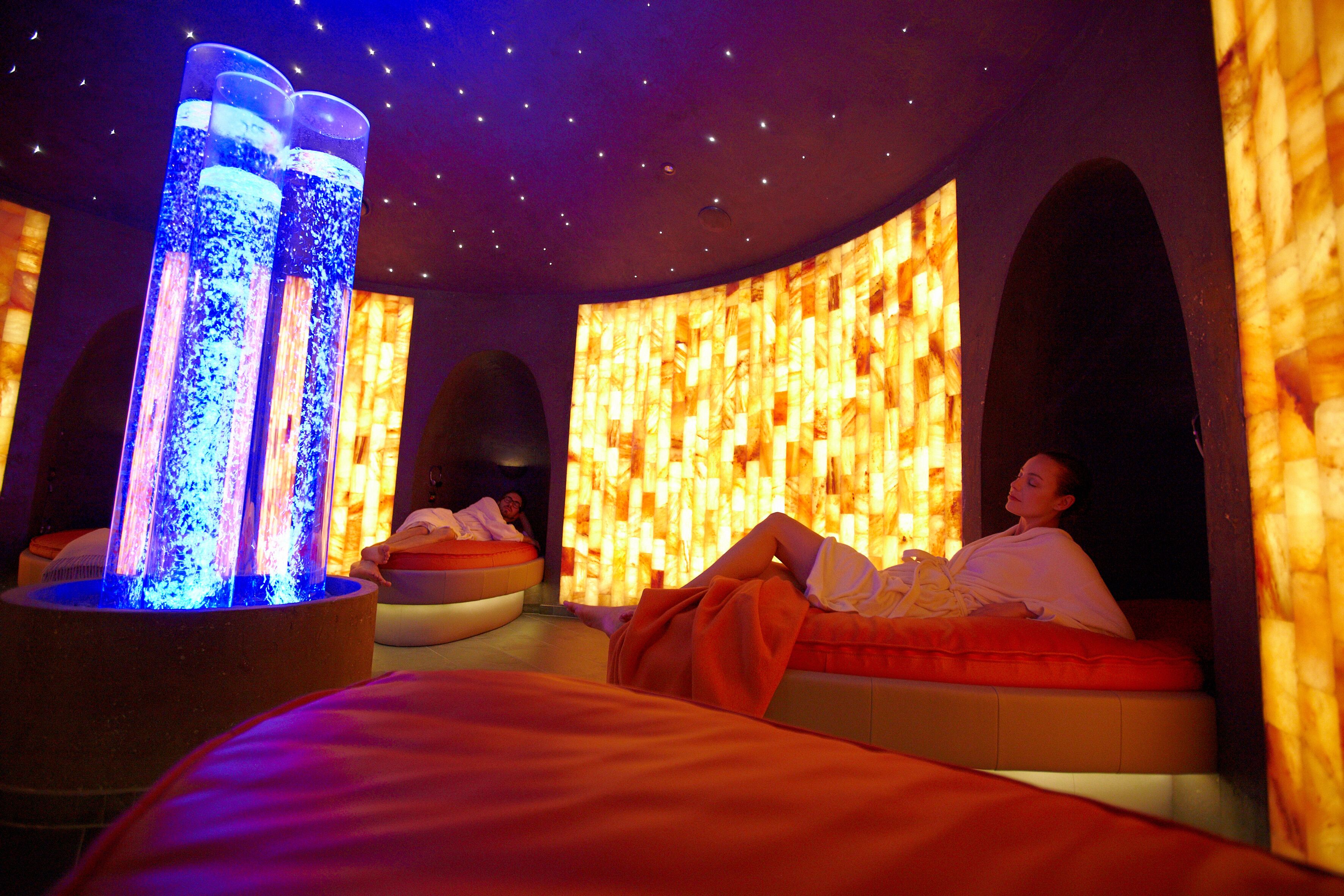 Couples treatment room(s), sauna, hot tub, steam room