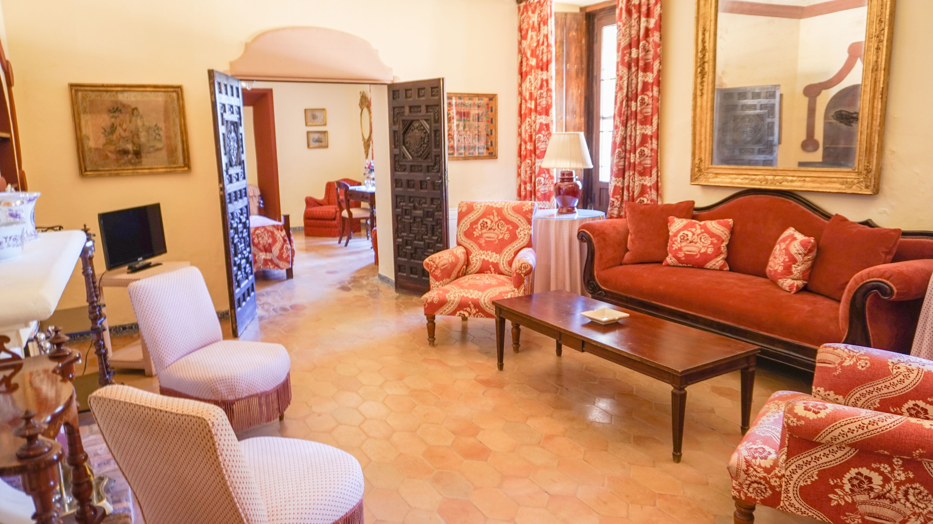 junior suite, garden view | living room | tv