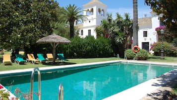 Piscine extérieure (ouverte en saison), chaises longues