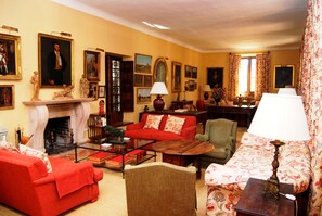 Lobby sitting area - Hotel Cortijo el Esparragal (Gerena)