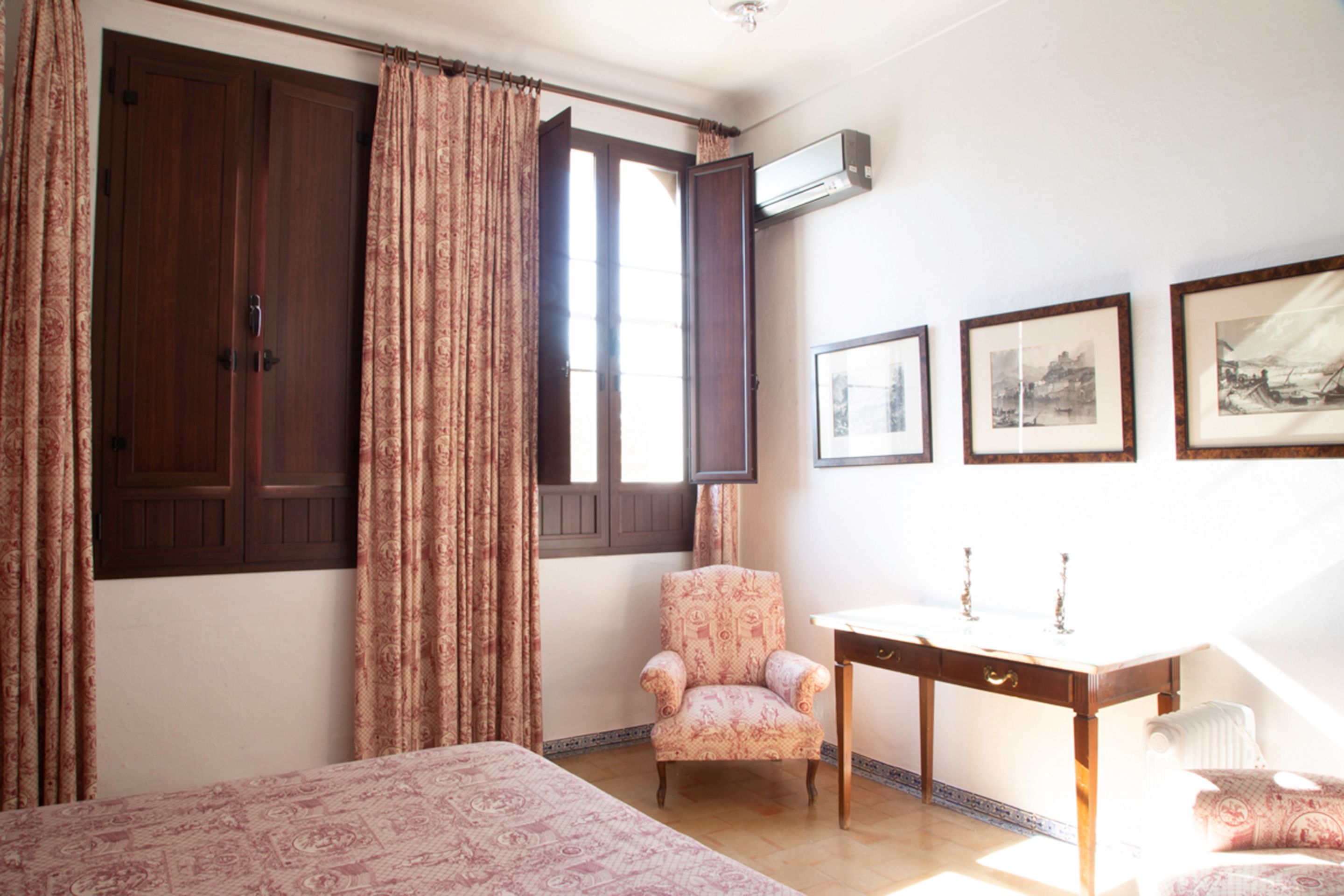 junior suite, garden view | living area | tv