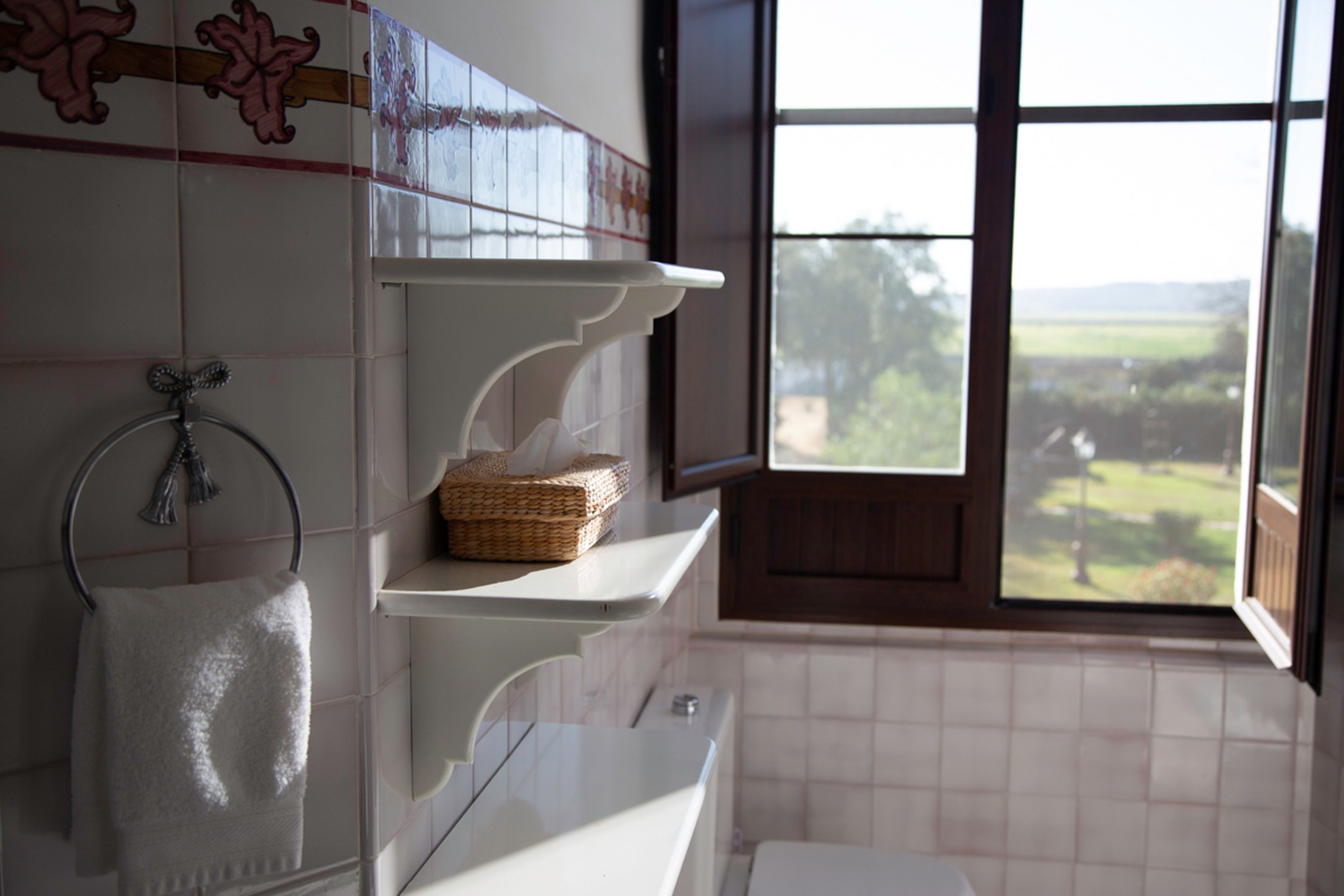 deluxe double room, garden view | bathroom | deep-soaking bathtub, hair dryer, bidet, towels