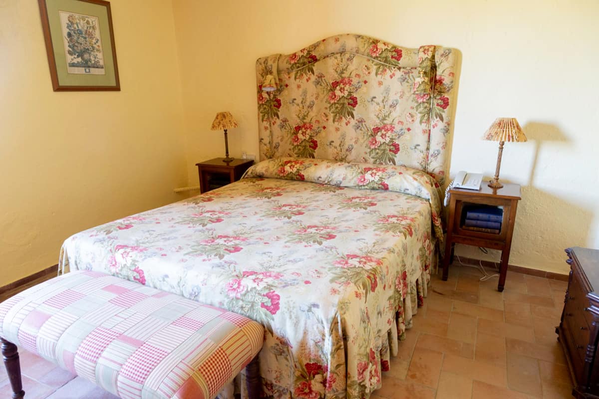 Chambre double, vue sur le jardin | Lit de bébé (gratuit), lit d’appoint (supplément), accès à Internet