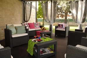 Lobby sitting area - Live09 B&B Design (Pisa)