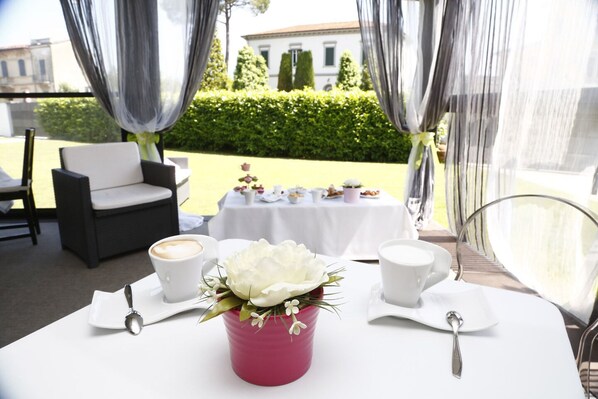 Daily buffet breakfast (EUR 6 per person) - Live09 B&B Design (Pisa)