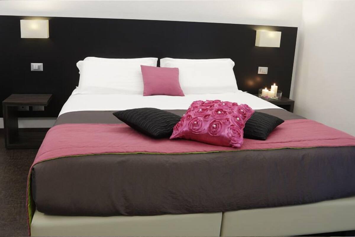 Standard Double or Twin Room | Desk, blackout drapes, WiFi (free), bed sheets