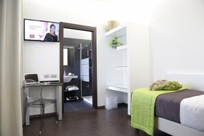 Habitación individual superior | Escritorio, cortinas opacas, wifi gratis y ropa de cama