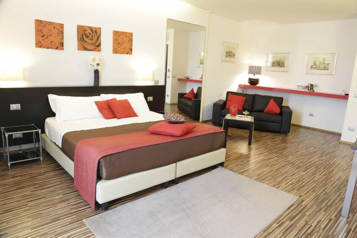 Junior Suite | Desk, blackout drapes, WiFi (free), bed sheets