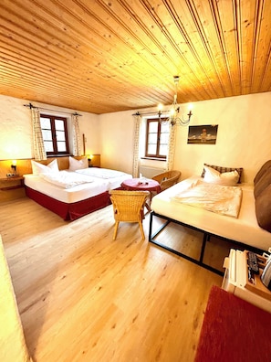 Family Room | Free WiFi, bed sheets - Landhotel Huberhof (Schwangau)