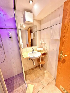 Douche, articles de toilette (gratuits), séchoir à cheveux