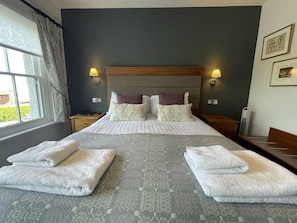 Standard-Doppelzimmer | Schreibtisch, kostenloses WLAN, Bettwäsche