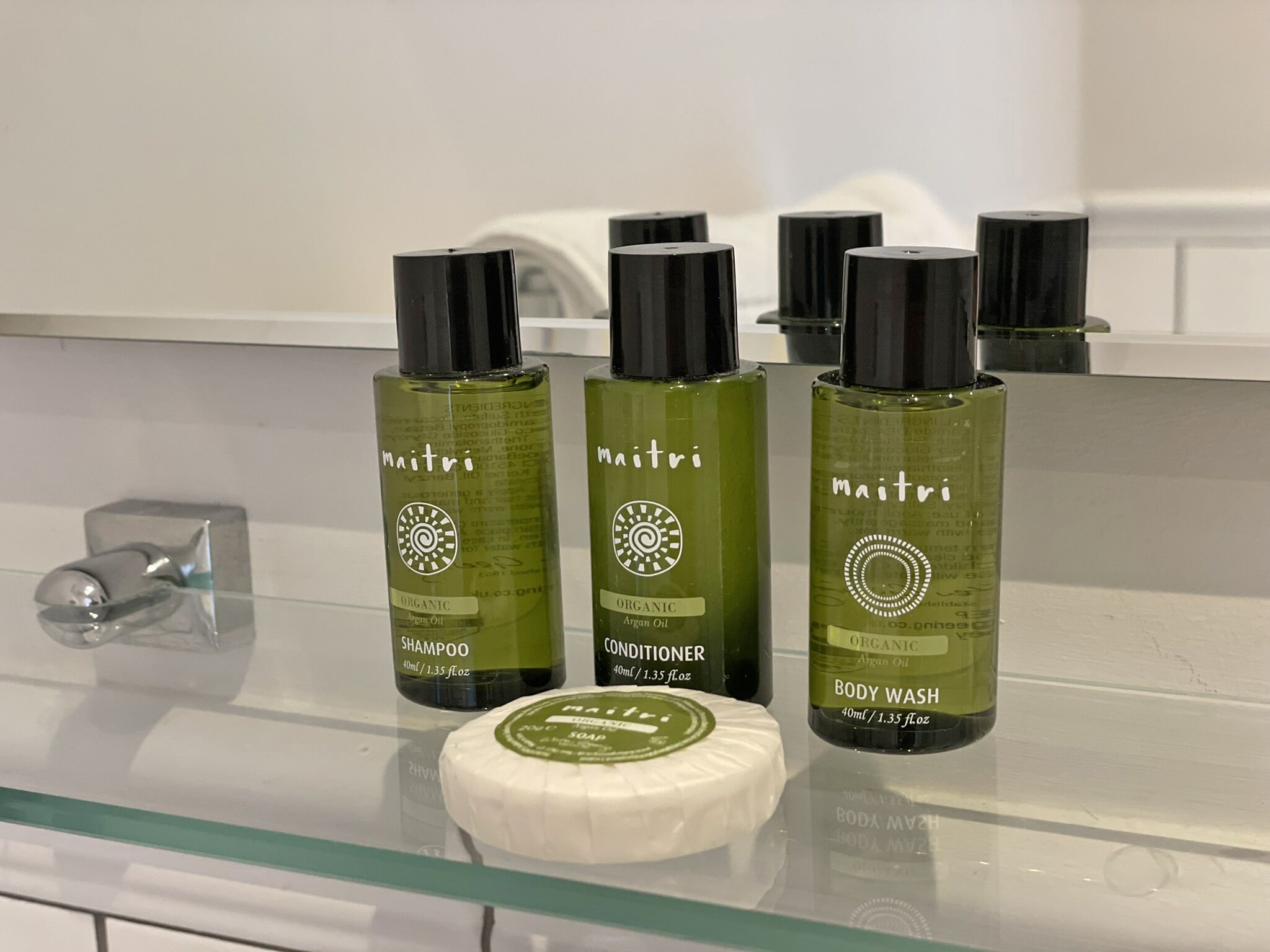 Regadera, amenidades de baño gratuitas, secadora de cabello, toallas 