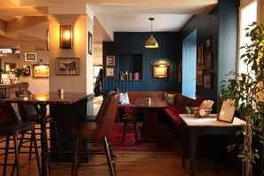 Melayani makan siang dan makan malam