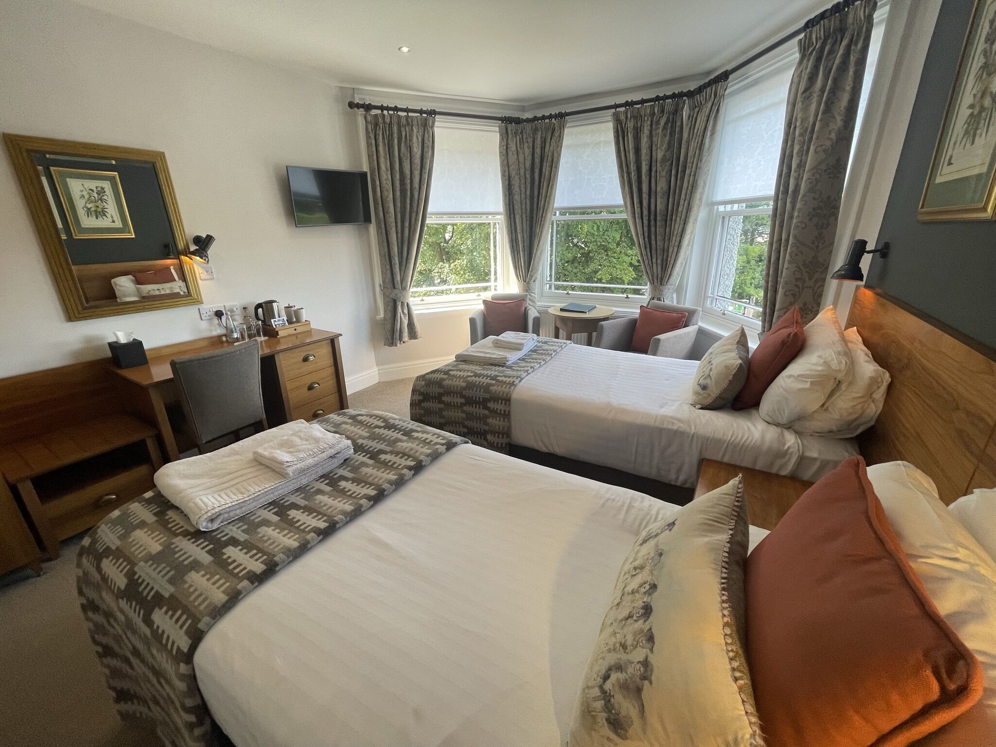 Habitación estándar con 2 camas individuales | Escritorio, wifi gratis y ropa de cama 