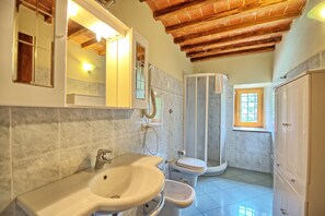 Panoramic-Villa, 6 Schlafzimmer (Poggio Conca) | Badezimmer | Dusche, Bidet, Handtücher