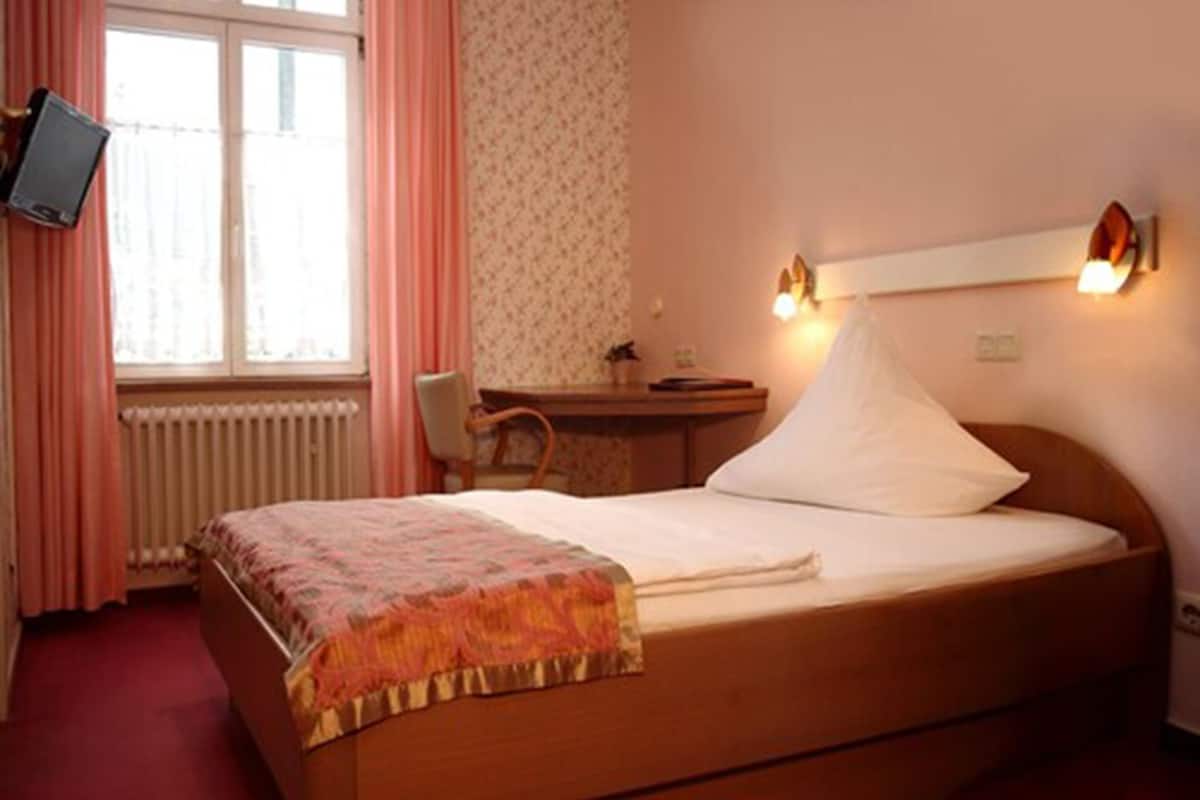 Single Room | Desk, free WiFi, bed sheets
