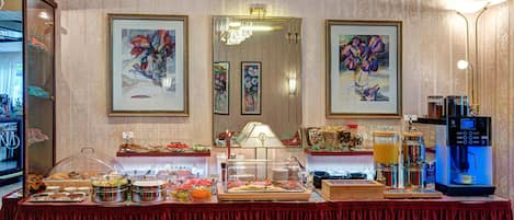 Petit déjeuner buffet servi les week-ends (7 EUR par personne)